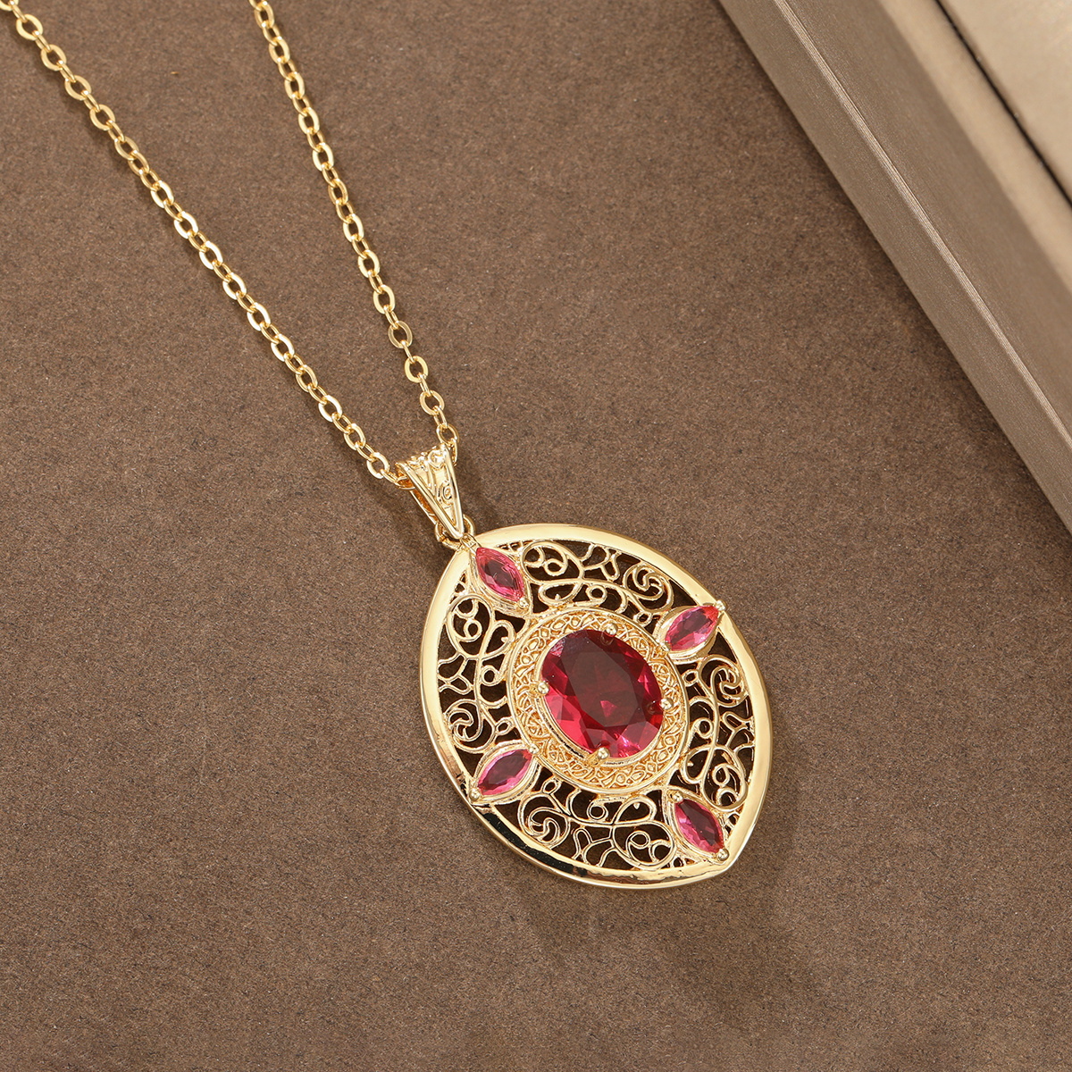 Women's Vintage Court-Style Oval Openwork Pendant Necklace, Gift
